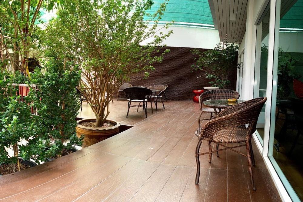 Nantra Silom Hotel Bangkok Bagian luar foto
