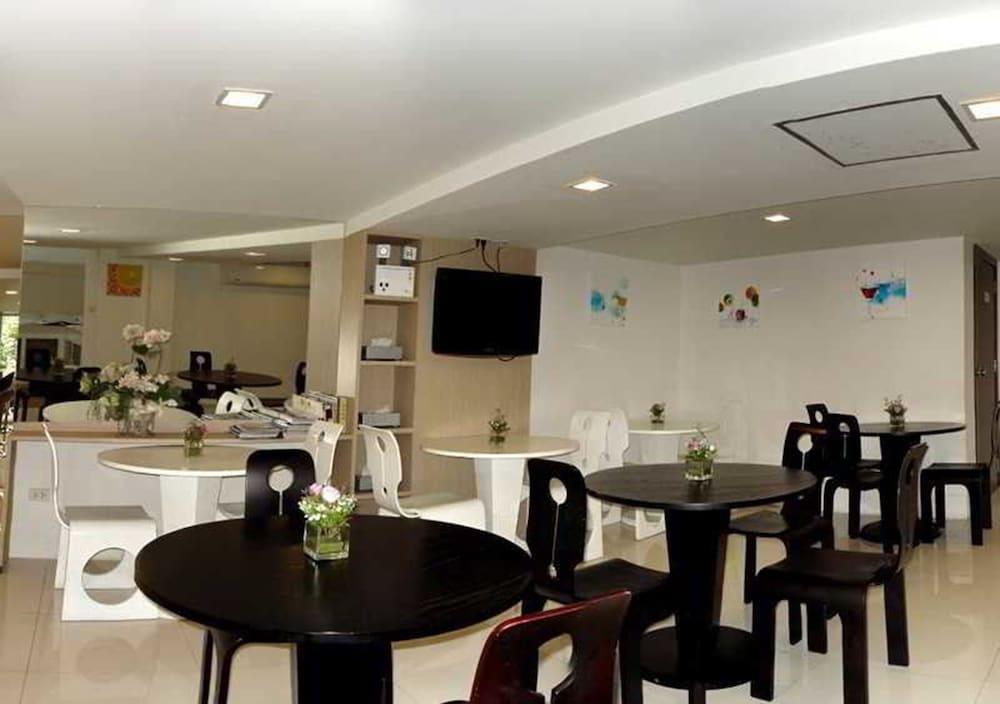 Nantra Silom Hotel Bangkok Bagian luar foto