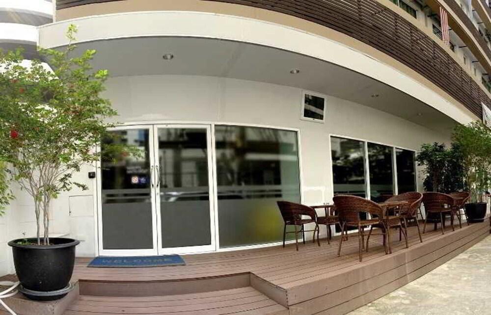Nantra Silom Hotel Bangkok Bagian luar foto