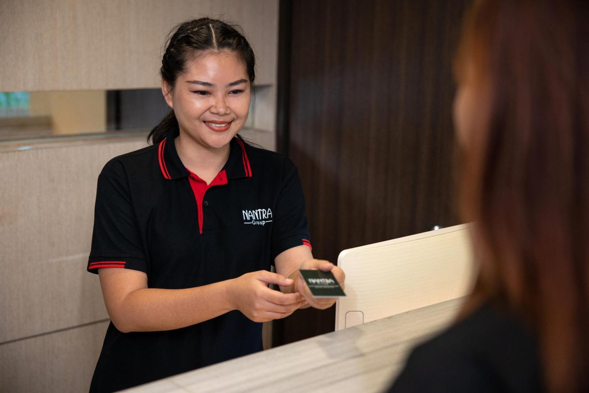 Nantra Silom Hotel Bangkok Bagian luar foto