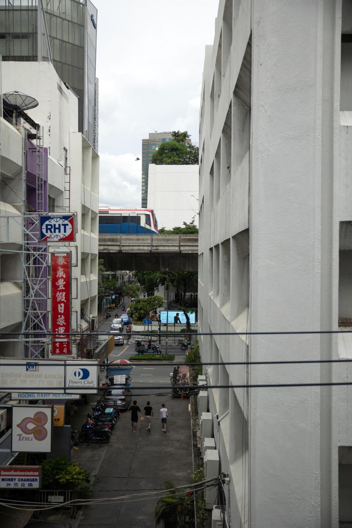 Nantra Silom Hotel Bangkok Bagian luar foto