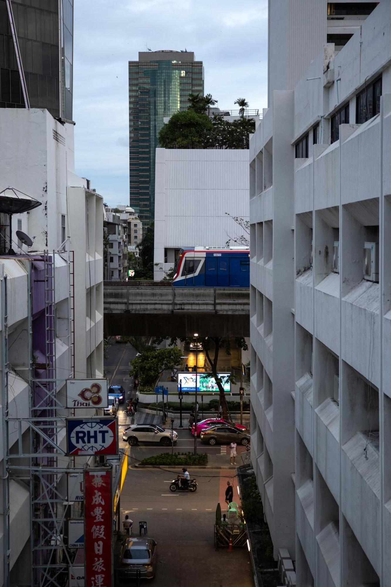 Nantra Silom Hotel Bangkok Bagian luar foto