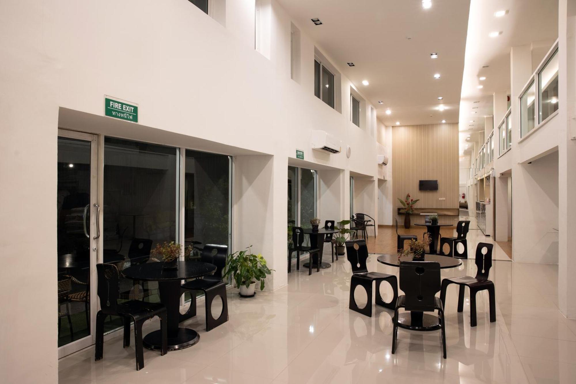 Nantra Silom Hotel Bangkok Bagian luar foto