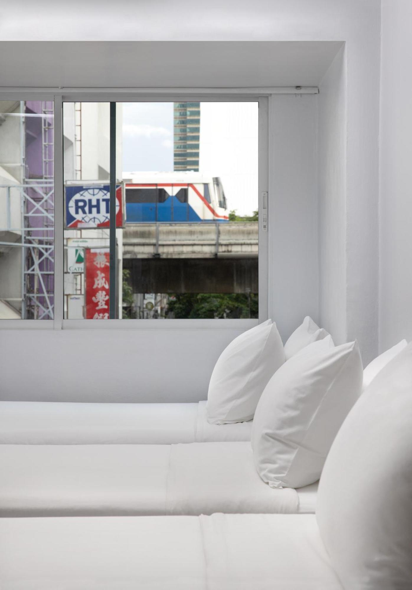 Nantra Silom Hotel Bangkok Bagian luar foto