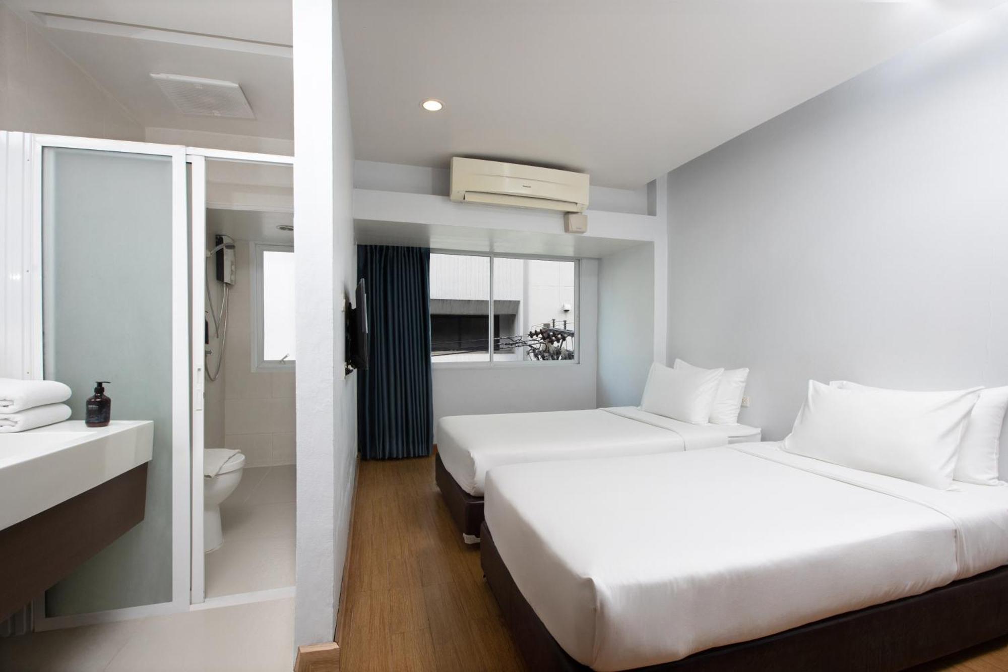 Nantra Silom Hotel Bangkok Bagian luar foto