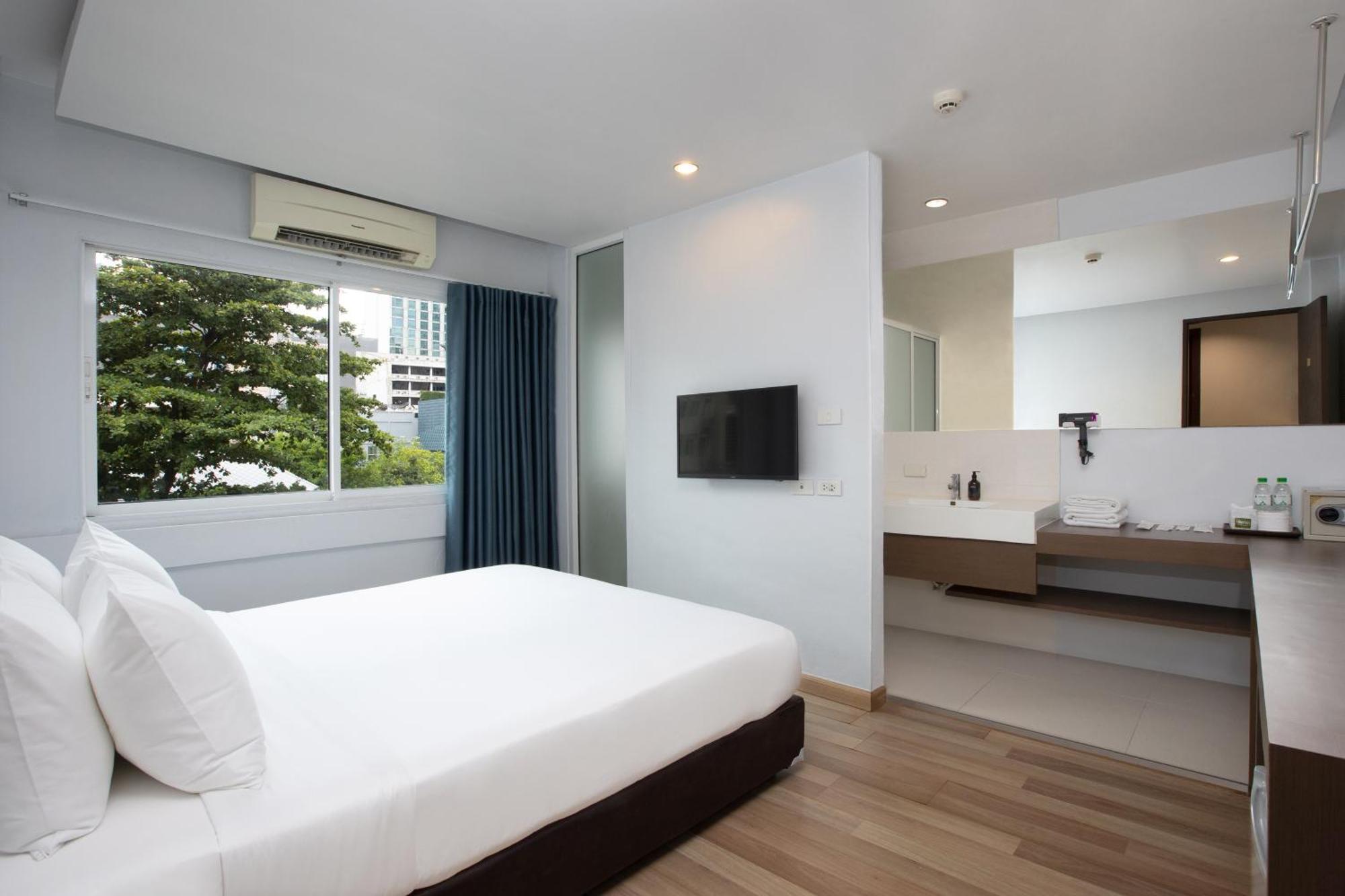 Nantra Silom Hotel Bangkok Bagian luar foto