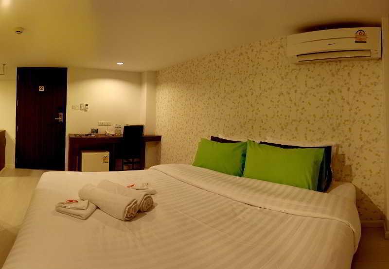 Nantra Silom Hotel Bangkok Bagian luar foto