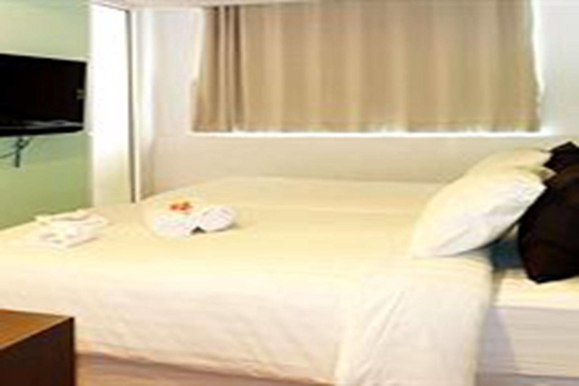 Nantra Silom Hotel Bangkok Bagian luar foto