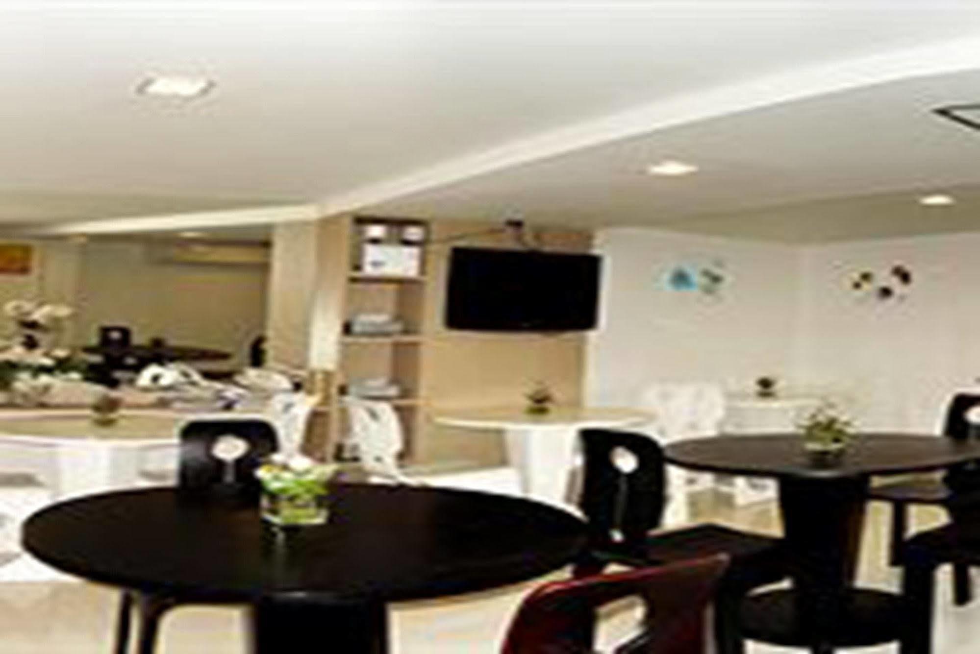 Nantra Silom Hotel Bangkok Bagian luar foto