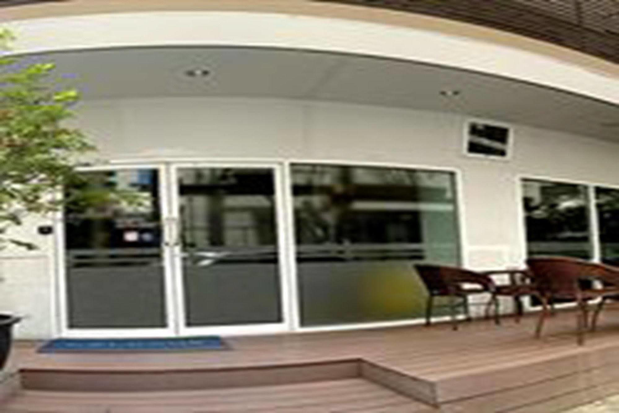 Nantra Silom Hotel Bangkok Bagian luar foto